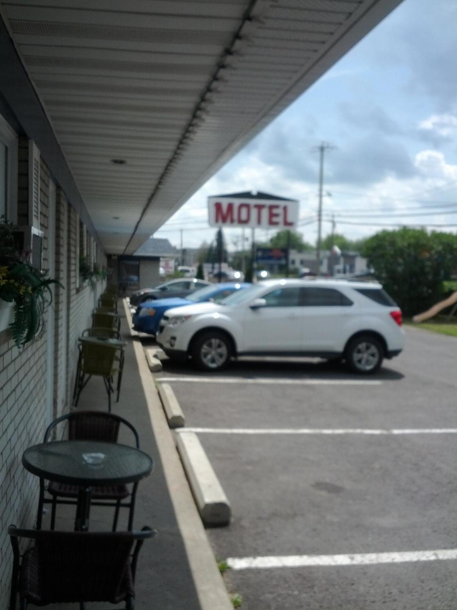 Motel Montgolfiere Jp Saint-Jean-sur-Richelieu Exteriér fotografie